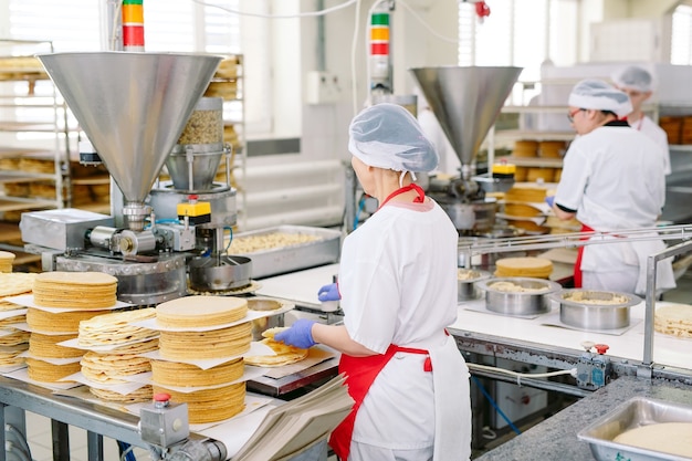 [fpdl.in]_decorating-cakes-conveyor-confectionery-factory_109285-9379_normal
