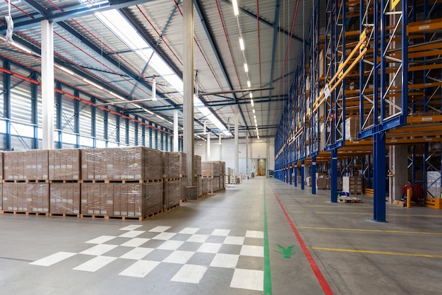 [fpdl.in]_view-full-warehouse-with-forklift_181624-44643_normal